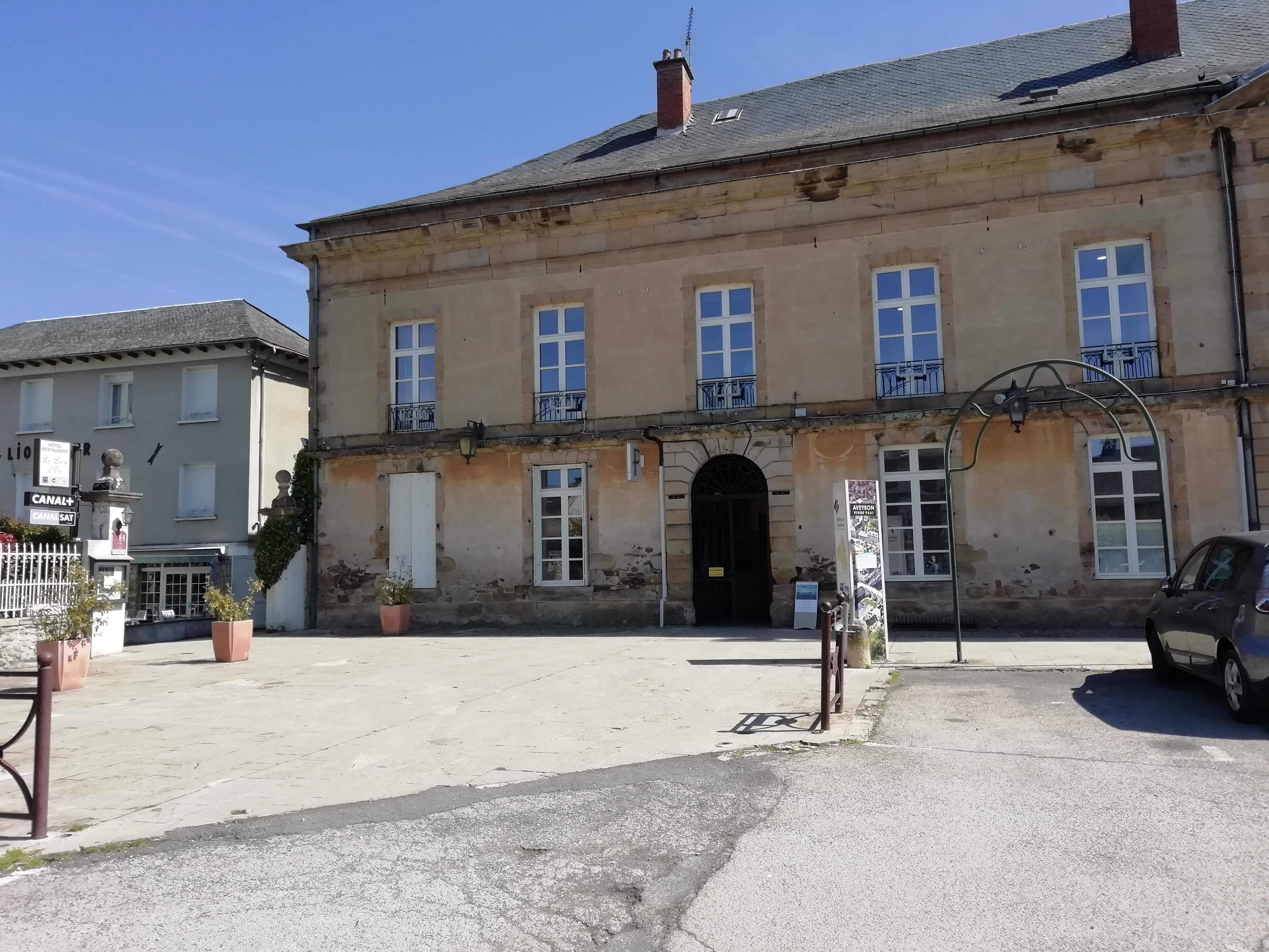 Entrée du Cloître par la Place de la Mairie